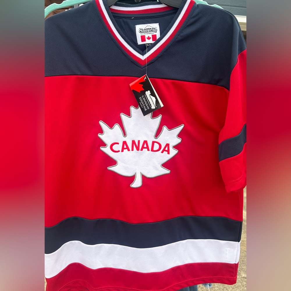 ❤️🤍💙BNWT Canadian Hockey Jersey❤️🤍💙